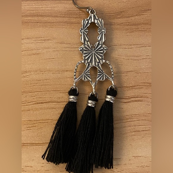 Silver colored black tassel earrings - Picture 5 of 6